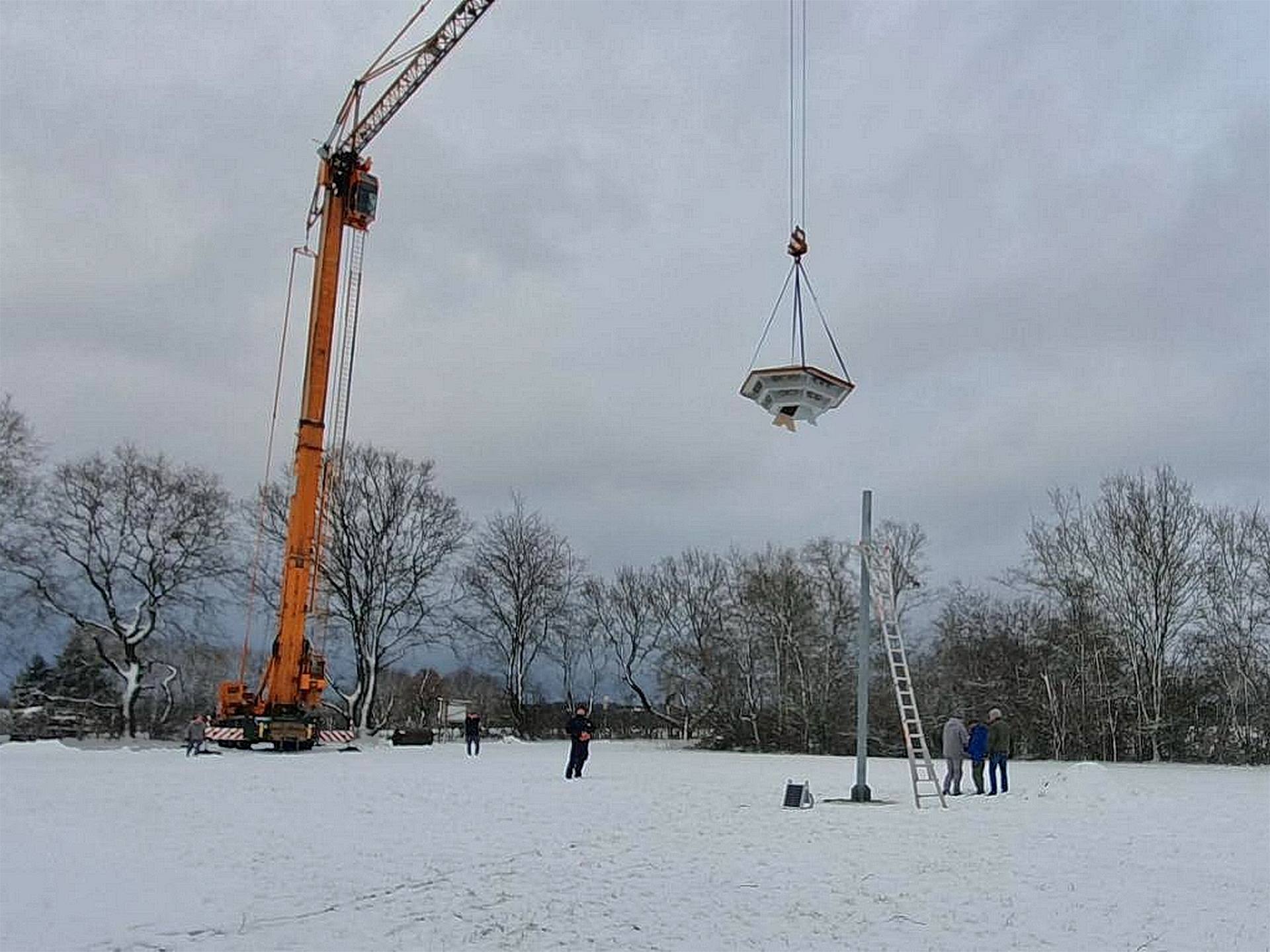 Die Kuppel schwebt ein